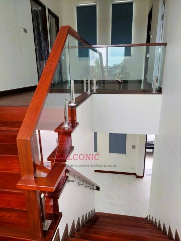 ราวกระจกบันได  ราวกระจกบันได